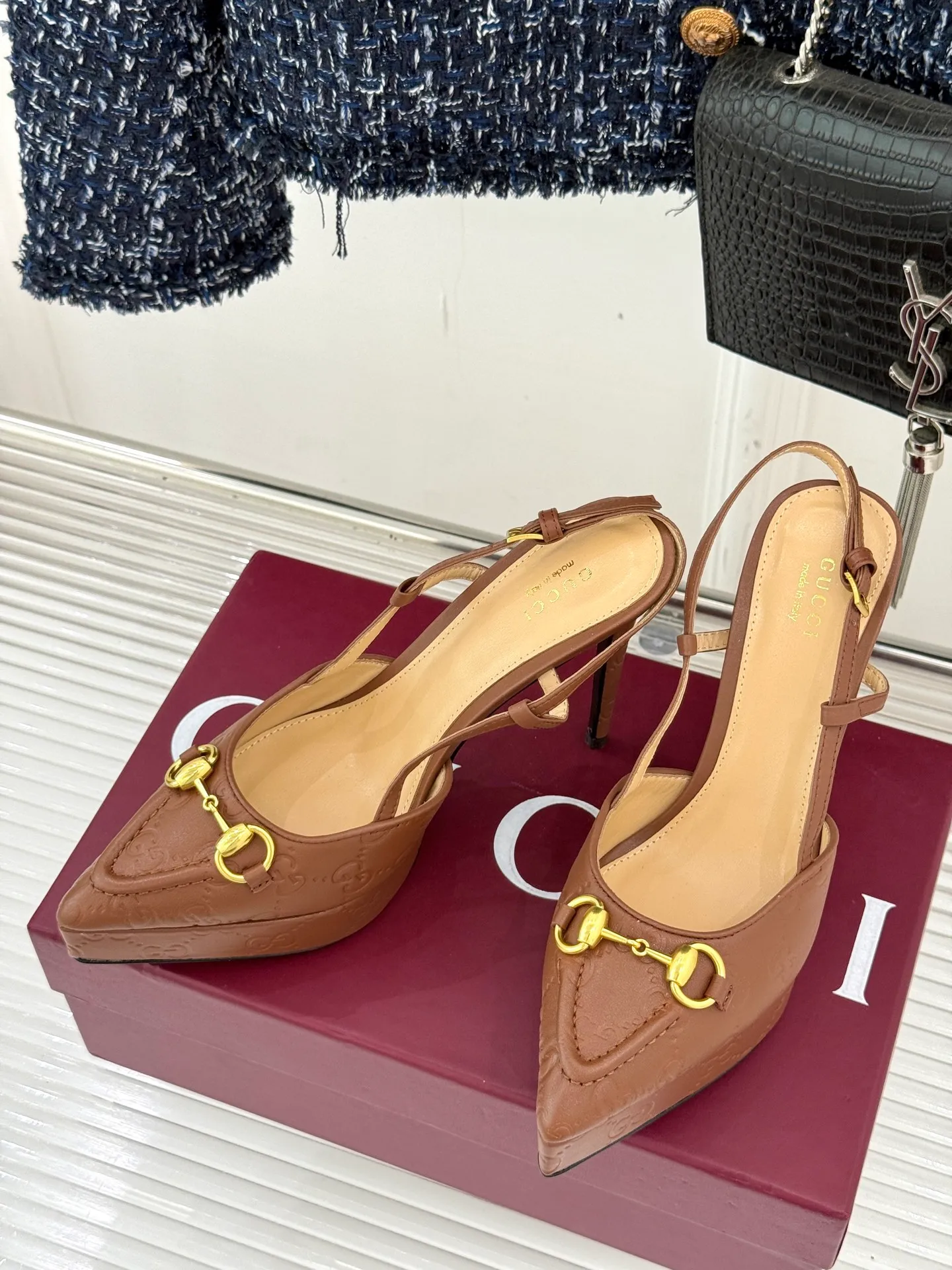 Factory direct sales p680🐘🐘Women's shoes Women's Gucci/Gucci classic horsebit pointed toe platform high-heeled sandals Perfectly integrate classic elements and fashion design. These sandals are decorated with the iconic horsebit. The metallic horsebit embellishes the upper, exuding a strong retro style and highlighting the brand heritage. The design of the waterproof platform and the high heel complement each other. The 9.5 cm high heel and the 2 cm waterproof platform can effectively reduce the pressure on the foot while elongating the leg line, making walking more stable. The adjustable ankle buckle design is not only easy to put on and take off, but can also be adjusted according to personal foot shape to ensure a comfortable fit. Whether paired with an elegant dress for formal occasions or paired with simple trousers to create a fashionable street style, these sandals can be easily worn, adding a touch of color to the overall look and showing the wearer's unique taste and fashion attitude. The fabric is made of original customized calfskin, the inner pads are all sheepskin, and the genuine leather outsole imported from Italy size: 35-39 (40/41/42 customized)